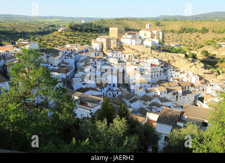 Whitewashed buildings on hillside in village of Setenil de las Bodegas, Cadiz province, Spain Stock Photo