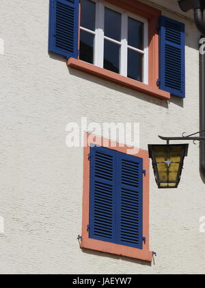 Fensterfront mit Laterne Stock Photo