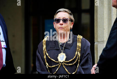 Brighton, UK. 6th June, 2017. Councillor Mo Marsh the Mayor of Brighton and Hove joins staff and members of the public outside the town hall in a minutes silence  today in memory of those who died in the terrorist attack in London last weekend Credit: Simon Dack/Alamy Live News Stock Photo