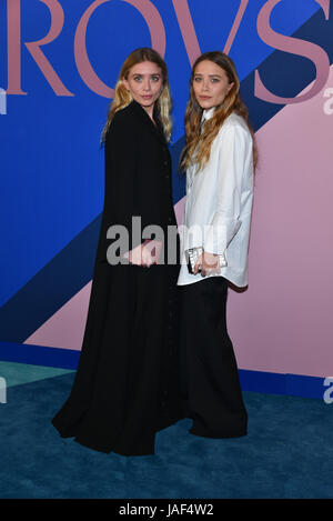 New York, USA. 5th Jun, 2017. Ashley Olsen and Mary-Kate Olsen attend the 2017 CFDA Fashion Awards at Hammerstein Ballroom on June 5, 2017 in New York City. Credit: Erik Pendzich/Alamy Live News Stock Photo