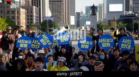 Seoul, South Korea. 27th Apr, 2017. Photo taken on April 27, 2017 shows protesters hold banners and shout slogans during a demonstration against the Terminal High Altitude Area Defense (THAAD) in Seoul, South Korea. The deployment of THAAD in South Korea was expected to be delayed as President Moon Jae-in ordered a legitimate environmental evaluation over the U.S. missile shield installation. Credit: Yao Qilin/Xinhua/Alamy Live News