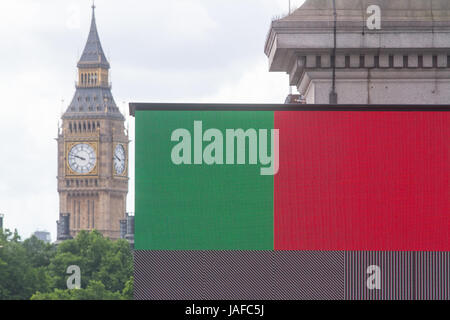 London, UK. 7th June, 2017. An electronic board displays the colours representing the main political parties on the final day of campaigning before the the British voters go the polls on June 8 to decide the next government Credit: amer ghazzal/Alamy Live News Stock Photo