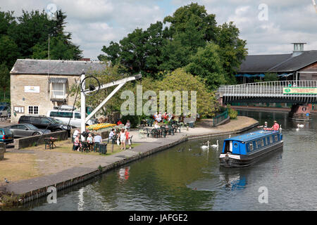 The Tea Shop by the Canal and a narrowboat on the Kennet and Avon Canal, Newbury Berkshire Stock Photo