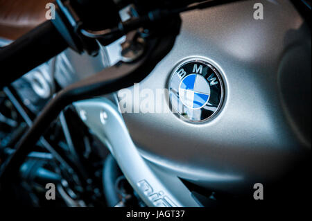 BMW-Logo, BMW, BMW-Emblem an der Motorhaube, Firmenlogo, BMW Elektro-Auto  Stock Photo - Alamy
