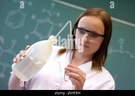 Junge Frau experimentiert in einem Labor Stock Photo