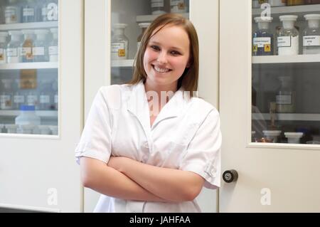 Frau in einem Labor lacht und blickt in die Kamera Stock Photo