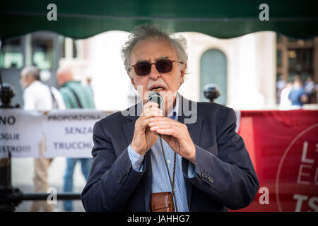 Rome, Italy. 06th June, 2017. Garrison at the Piazza Montecitorio of the committee to Constitutional Democracy on the electoral law in question at the Chamber of Deputies. Credit: Andrea Ronchini/Pacific Press/Alamy Live News Stock Photo