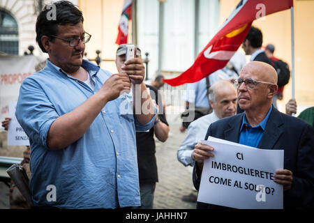 Rome, Italy. 06th June, 2017. Garrison at the Piazza Montecitorio of the committee to Constitutional Democracy on the electoral law in question at the Chamber of Deputies. Credit: Andrea Ronchini/Pacific Press/Alamy Live News Stock Photo