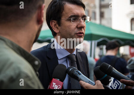 Rome, Italy. 06th June, 2017. Alfredo D'Attorre at the Piazza Montecitorio of the committee to Constitutional Democracy on the electoral law in question at the Chamber of Deputies. Credit: Andrea Ronchini/Pacific Press/Alamy Live News Stock Photo