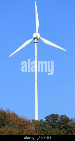 Wind turbine to generate electricity with blue sky in the background  Windrad zur Stromerzeugung mit blauem Himmel im Hintergrund Stock Photo