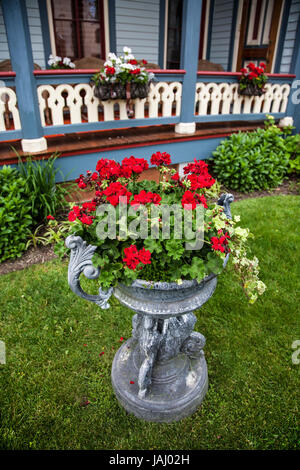 Vintage Victorian The Abby  B & B,  garden planter, geraniums and Ivy pot, Cape May County, New Jersey, USA, US 2017 house front pt container plants Stock Photo