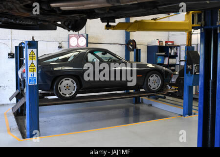classic Porsche 928s on a MOT station Stock Photo