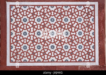 Detail of islamic pattern on the gatehouse to the Mughal tomb (I'timad-ud-Daulah) in Agra, Uttar Pradesh, India. 17th Century AD. Stock Photo