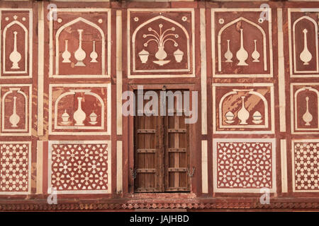 Detail of islamic architecture on a gatehouse at the Mughal tomb (I'timad-ud-Daulah). 17th Century AD. Agra, Uttar Pradesh, India Stock Photo