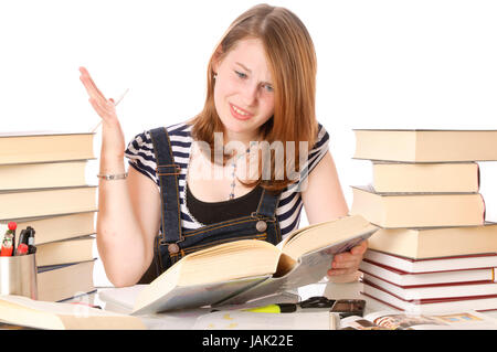 Mädchen, Schülerin hat Frust beim Lernen, Hausaufgaben machen am Schreibtisch mit Büchern vor weißem Hintergrund.