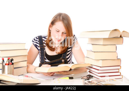Mädchen, Schülerin hat Frust beim Lernen, Hausaufgaben machen am Schreibtisch mit Büchern vor weißem Hintergrund.