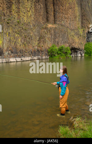 Flyfishing in Crooked River canyon, Crooked Wild and Scenic River, Lower Crooked River National Back Country Byway, Prineville District Bureau of Land Stock Photo