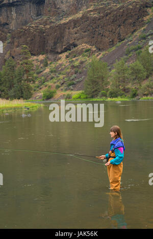 Flyfishing in Crooked River canyon, Crooked Wild and Scenic River, Lower Crooked River National Back Country Byway, Prineville District Bureau of Land Stock Photo