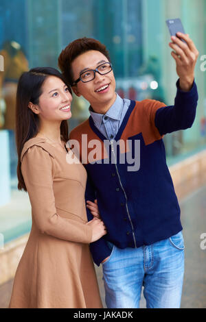 Young Chinese couple Shopping in the Supermarkt Stock Photo - Alamy