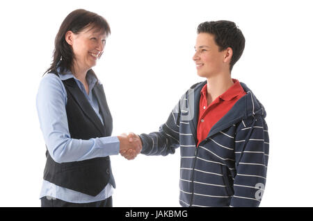 Einer erwachsene Frau schüttelt ihrem jugendlichen Sohn die Hand vor weißem Hintergrund. Stock Photo
