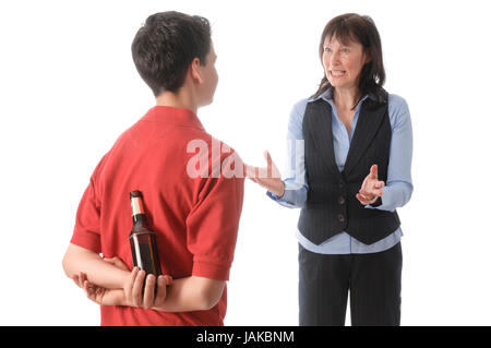Mutter erwischt ihren jugendlichen Sohn mit einer Flasche Bier und schimpft mit ihm vor weißem Hintergrund.