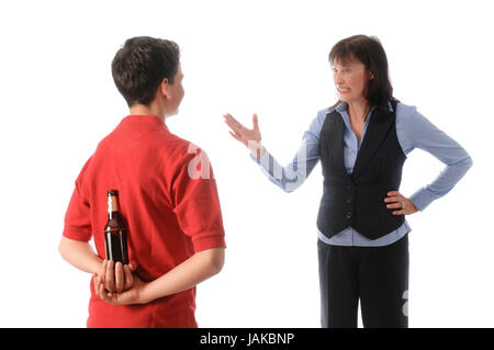 Mutter erwischt ihren jugendlichen Sohn mit einer Flasche Bier und schimpft mit ihm vor weißem Hintergrund. Stock Photo