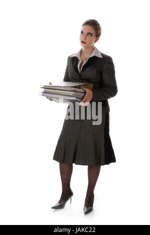 Junge Frau im grauen Business-Anzug und High-Heels trägt eine Stapel Akten vor weißem Hintergrund Stock Photo