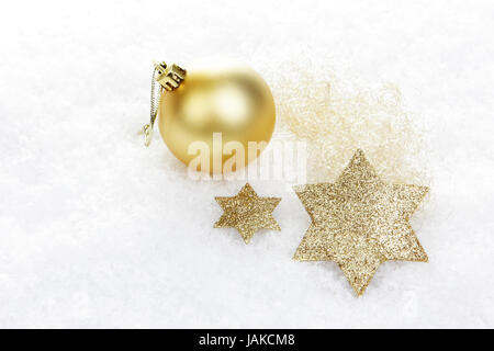 Weihnachtsdekoration, goldene Weihnachtskugeln und Weihnachtssterne auf Schnee Stock Photo