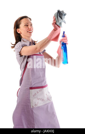 Hausfrau, Putzfrau mit langen dunkelblonden Haaren und Küchenschürze bei der Hausarbeit vor weißem Hintergrund. Stock Photo