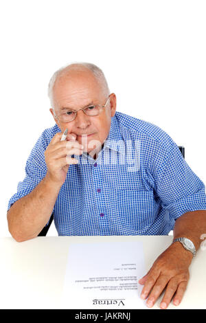 Senior bei Vertragsabschluss Stock Photo