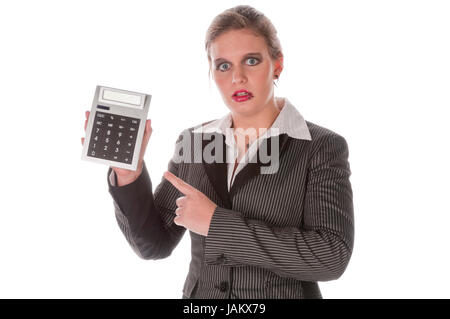 Junge Frau im grauen Business-Anzug und High-Heels schaut entsetzt auf ihren großen Taschenrechner vor weißem Hintergrund Stock Photo