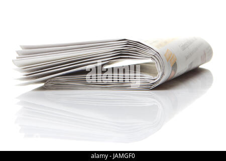 mehrere Zeitungen gestapelt mit weißem Hintergrund