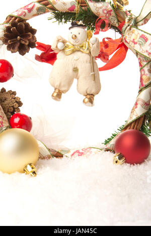 Weihnachten, Dekoration mit Tannenzweig und Weihnachtskugeln rot und gold Stock Photo