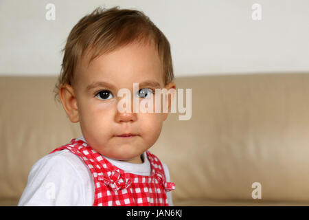 Portrait eines kleinen Babys, das mit großen Augen in die Kamera schaut Stock Photo