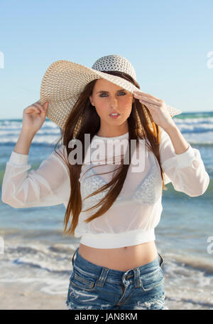 Frau am Strand mit Hut Stock Photo