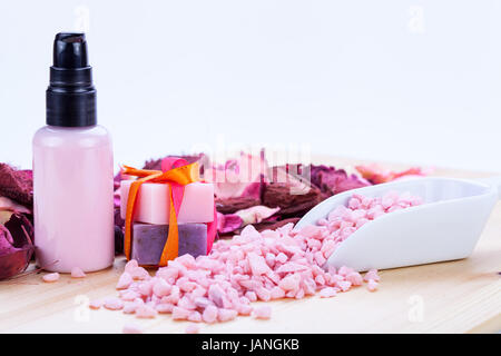 handgemachte seife und creme aromatherapie wellness objekte details blumen Stock Photo