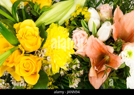 Ein Blumenstrauss mit Rosen, Lilien, Amaryllis und Chrysanthemen