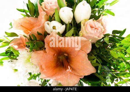Ein Blumenstrauss mit Rosen, Amaryllis und Chrysanthemen, Draufsicht