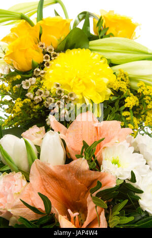 Ein Blumenstrauss mit Rosen, Lilien, Amaryllis und Chrysanthemen