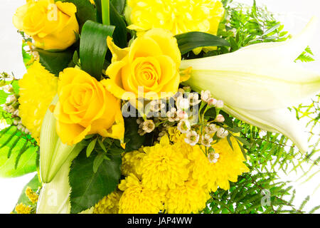 Ein Blumenstrauss mit Rosen, Lilien und Chrysanthemen, Draufsicht