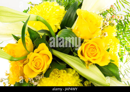 Ein Blumenstrauss mit Rosen, Lilien und Chrysanthemen, Draufsicht