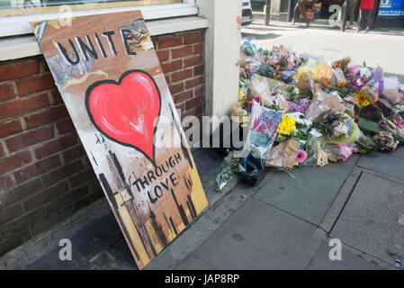 London, UK. 7th Jun, 2017. Flowers are laid on London Bridge in tribute to those killed in the terror attack on the heart of the capital. Credit: Michael Tubi/Alamy Live News Stock Photo