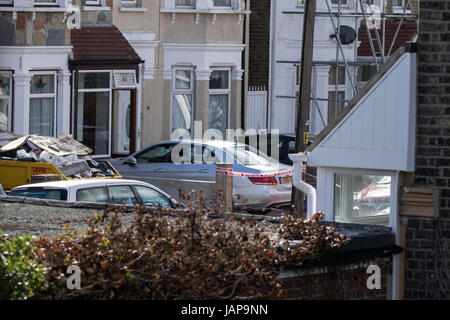 Ilford, East London, UK. 07th June, 2017. Wednesday 07/06/2017 Metropolitan Police Officers from the Counter terrorism Command and Territorial Support group raided a house in Ilford East London at about 01:30hrs. It is understood from local media this was in connection with the ongoing investigation into the London Bridge Terror Attack. It is reported by local media that one male has been arrested on suspicion of the commission, preparation or instigation of terrorists acts and is currently being held in a South london police Station. Credit: HOT SHOTS/Alamy Live News Stock Photo