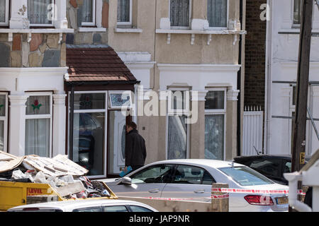 Ilford, East London, UK. 07th June, 2017. Wednesday 07/06/2017 Metropolitan Police Officers from the Counter terrorism Command and Territorial Support group raided a house in Ilford East London at about 01:30hrs. It is understood from local media this was in connection with the ongoing investigation into the London Bridge Terror Attack. It is reported by local media that one male has been arrested on suspicion of the commission, preparation or instigation of terrorists acts and is currently being held in a South london police Station. Credit: HOT SHOTS/Alamy Live News Stock Photo