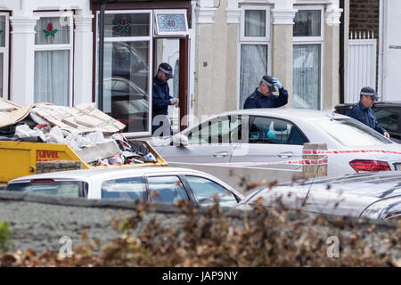 Ilford, East London, UK. 07th June, 2017. Wednesday 07/06/2017 Metropolitan Police Officers from the Counter terrorism Command and Territorial Support group raided a house in Ilford East London at about 01:30hrs. It is understood from local media this was in connection with the ongoing investigation into the London Bridge Terror Attack. It is reported by local media that one male has been arrested on suspicion of the commission, preparation or instigation of terrorists acts and is currently being held in a South london police Station. Credit: HOT SHOTS/Alamy Live News Stock Photo