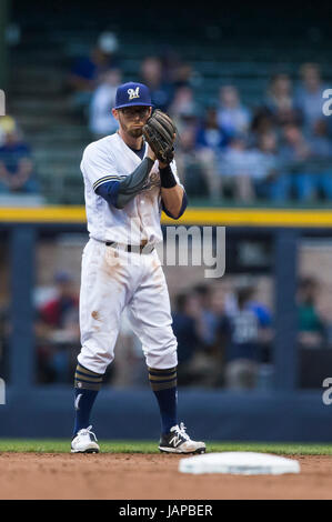 Milwaukee, WI, USA. 6th June, 2017. Milwaukee Brewers shortstop Eric Sogard #18 during the Major League Baseball game between the Milwaukee Brewers and the San Francisco Giants at Miller Park in Milwaukee, WI. John Fisher/CSM/Alamy Live News Stock Photo
