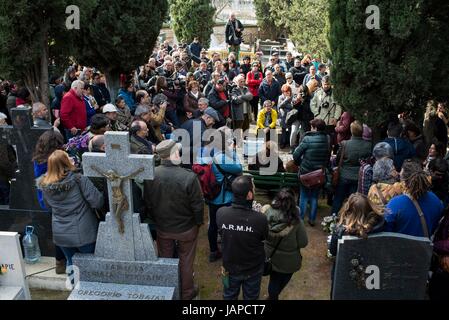 Guadalajara, Spain. 30th Jan, 2016. Tribute to the victims killed by the Francoist repression in the cemetery of Guadalajara. Timoteo Mendieta Alcala was executed against Guadalajara's cemetery wall on 16 November 1939 - one of an estimated 822 executions carried out at the cemetery from 1939 to 1944. The father-of-seven had been the local leader of the socialist UGT union in the village of Sacedon, where he had worked as a butcher. During the Franco era, his family did not dare ask to have his remains removed from the grave in which he and 21 other men were buried. (Credit Image: © Nacho Gua Stock Photo