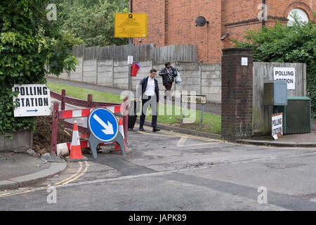 Haringey, London, UK. 8th June, 2017. Voters pass signs leading to a Haringey portable polling station, London, UK Credit: Thomas Carver/Alamy Live News Stock Photo