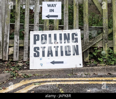 Haringey, London, UK. 8th June, 2017. Signs outside a polling station in the North London Borough of Haringey, London, UK Credit: Thomas Carver/Alamy Live News Stock Photo