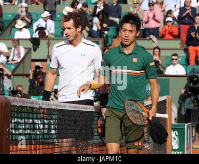 Paris, France. 7th June, 2017. Scottish tennis player Andy Murray and Japanese tennis player Kei Nishikori are congratulating each other after their match in the 1/4 final of the ATP French Open in Roland Garros on Jun 7, 2017 in Paris, France. Credit: YAN LERVAL/AFLO/Alamy Live News Stock Photo